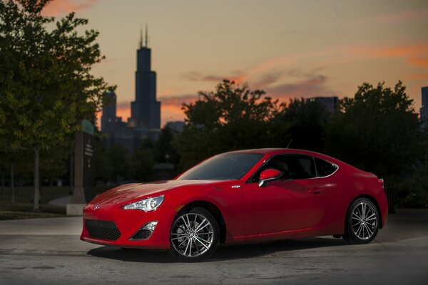 Coche rojo conduce por la calle de Chicago