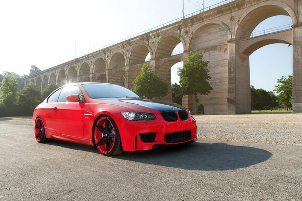 Ombre d une BMW rouge sur l asphalte