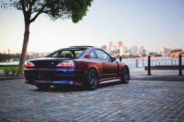 Nissan Silvia s15 na tle miasta