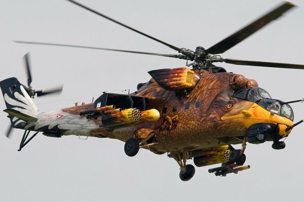 Helicóptero mi-24 aerógrafo águila en vuelo