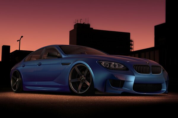Stilvoller blauer BMW in der Abendstadt