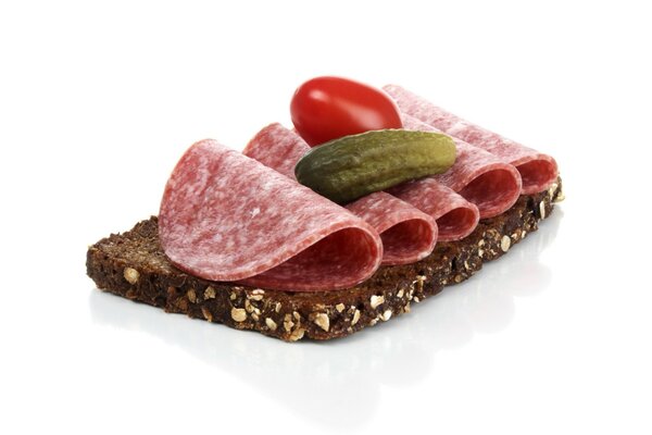 Sandwich à la saucisse, concombre et tomate