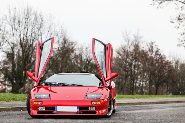 Roter Lamborghini Diablo. Türen öffnen sich nach oben