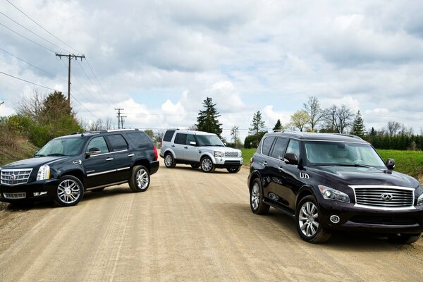 Trois SUV photo dans la nature