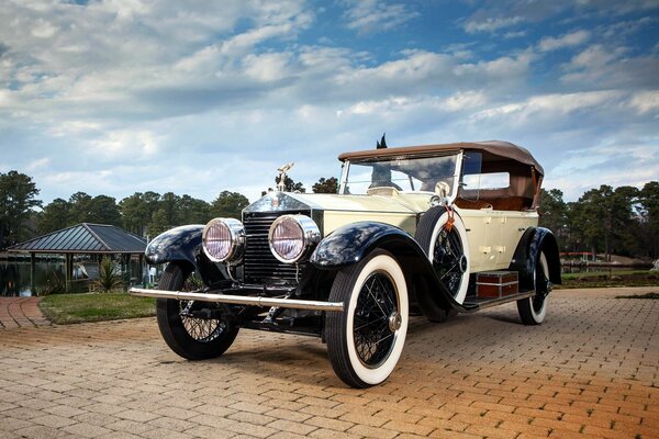 Viejo Rolls Royce contra el cielo azul