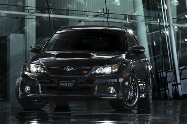 Coche Subaru Impreza negro. Reflejo