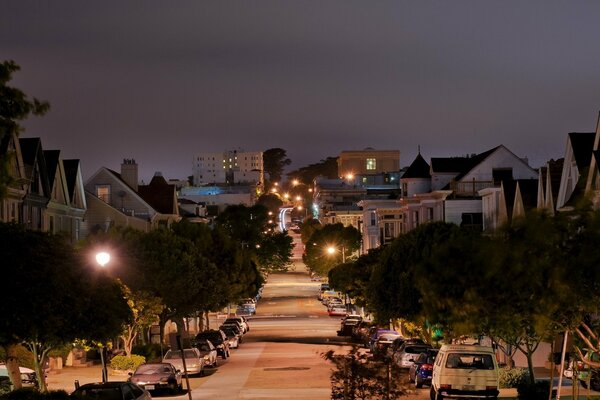 Wieczorna ulica Kalifornii z dużą ilością samochodów