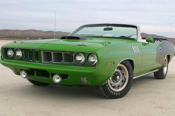 Автомобиль Plymouth Hemi Cuda в зеленом цвете