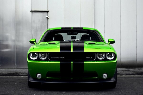 Зеленый автомобиль dodge challenger