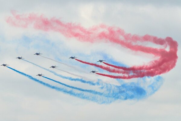 Desfile de color de aviones en el cielo