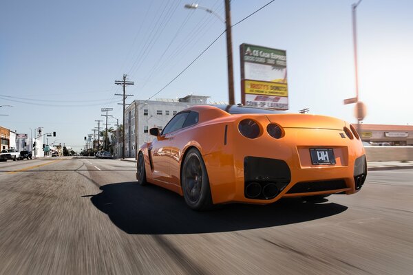 Orange Nissan r35 sur la route à grande vitesse