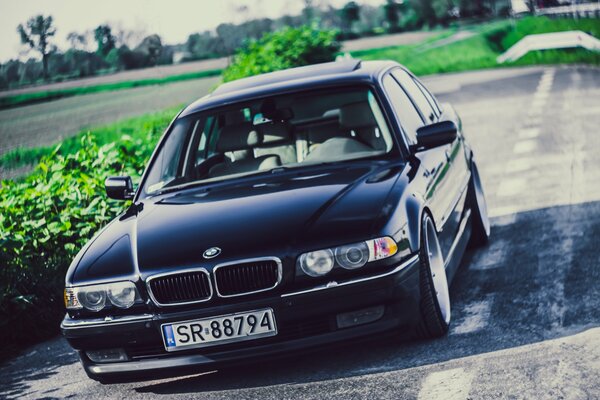 Coche negro de BMW en el camino