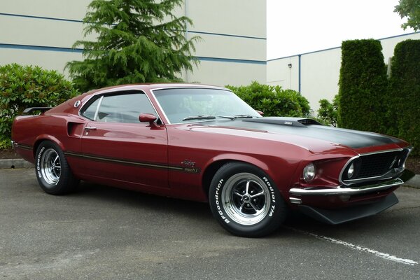 Ford Mustang rouge dans le parking