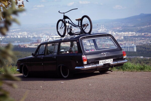 Volga rare avec vélo sur le toit sur le fond de la ville