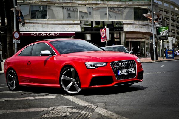 Hintergrundbild roter audi rs 5 auf dem Hintergrund der Stadt