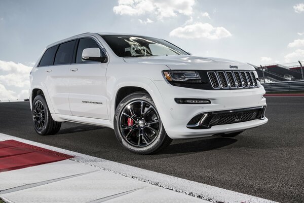 Белый большой джип grand cherokee