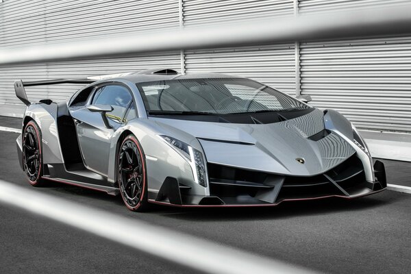 Srebrnoszary wspaniały Lamborghini Veneno