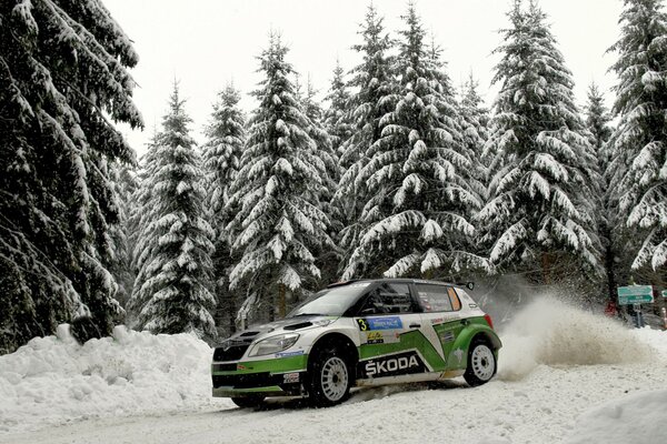 Skoda спорт на снежной дороге дрифтует