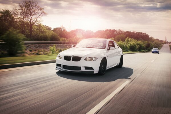 BMW blanco corre por la pista