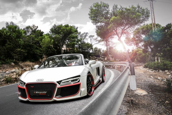 L auto bianca audi Guida in autostrada