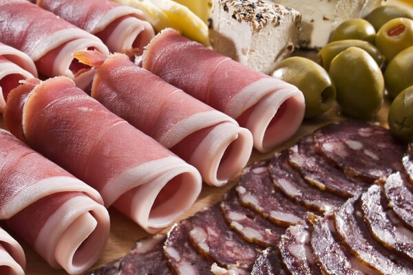 Salchicha picada y jamón con aceitunas