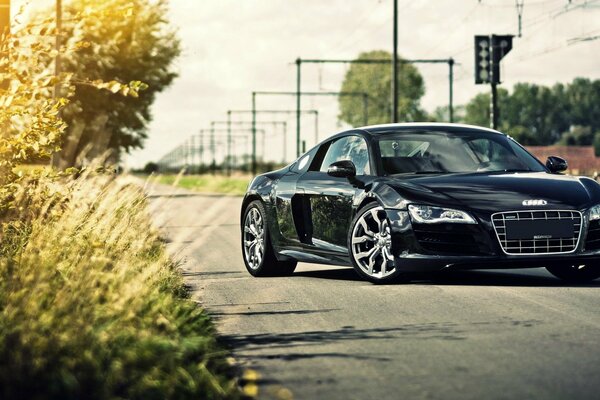 Audi R8 noire sportive sur route