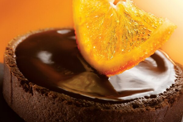 Tranche d orange sur un cupcake au chocolat