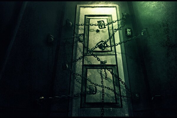 Дверь закрытая цепями на темно-зеленом фоне из компьютерной игры