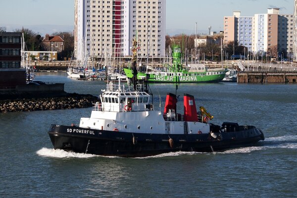 Schlepper im Hafen geht zum Steg