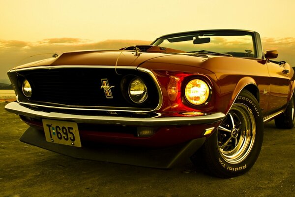 Ford Mustang convertibile 1969. Strada serale