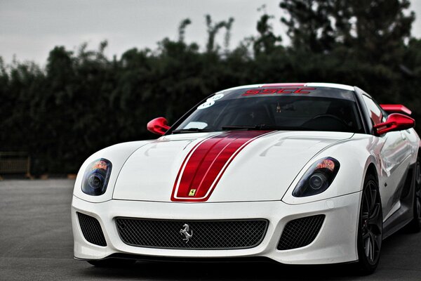 Ferrari en la carretera en un hermoso Tuning