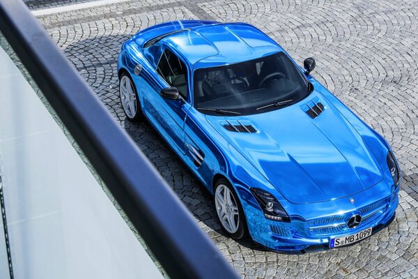 Azul brillante Mercedes Coupe con altura