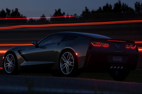 Schwarzer Chevrolet stingray c7. Nachtstrecke