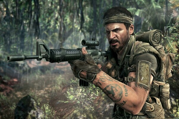 Black ops. Soldat mit Waffen im Dschungel