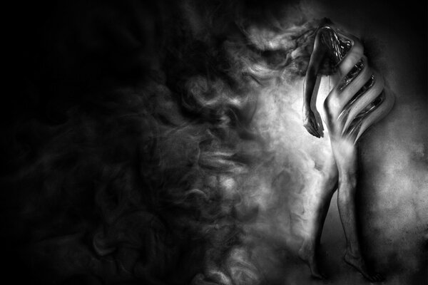 Figur eines Mädchens in schwarzweißem Rauch