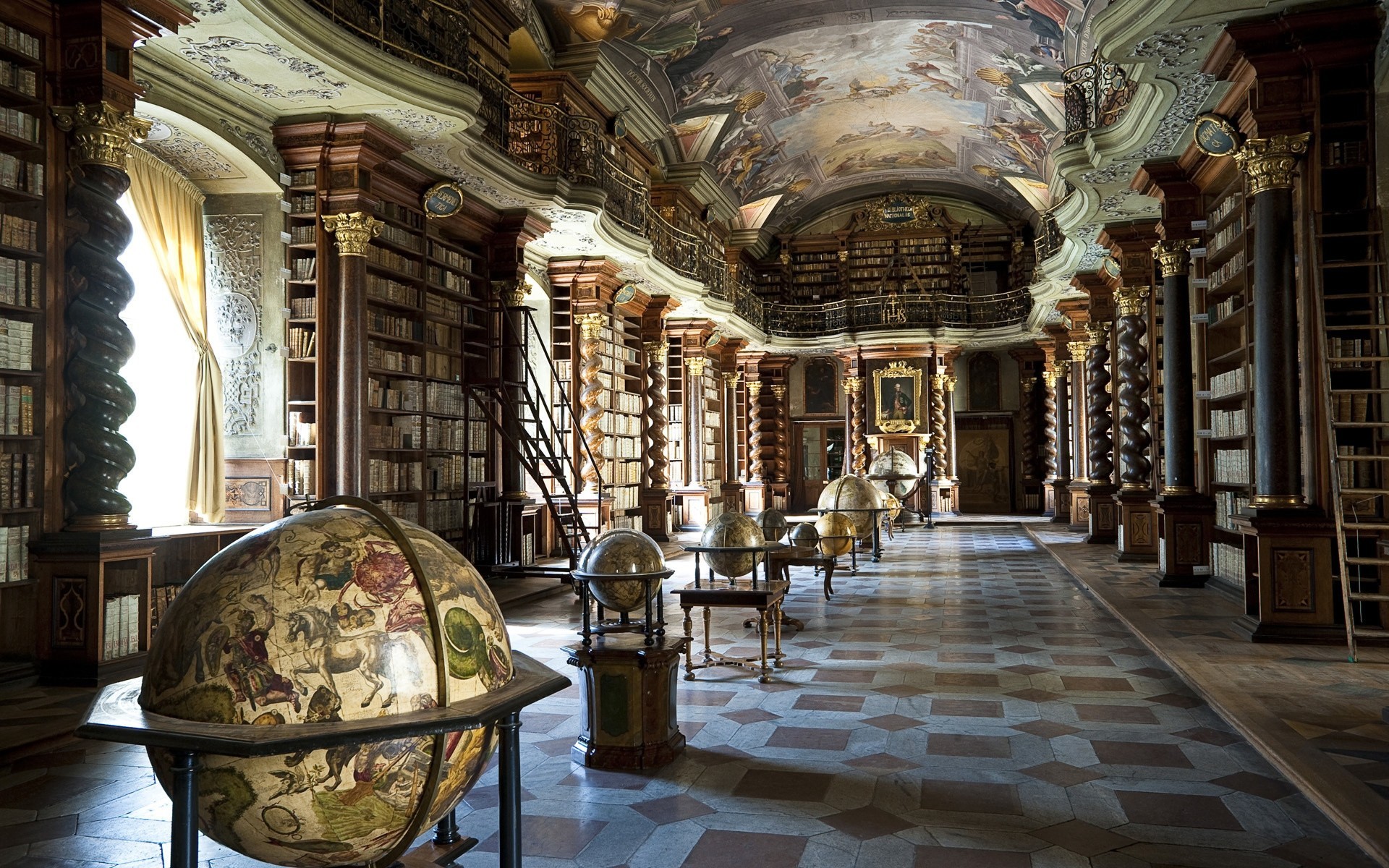 plafond bibliothèque livres colonnes