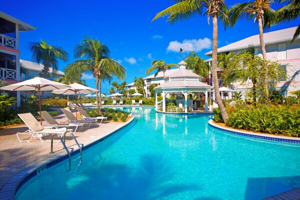 Hotel mit azurblauem Himmel und Pool