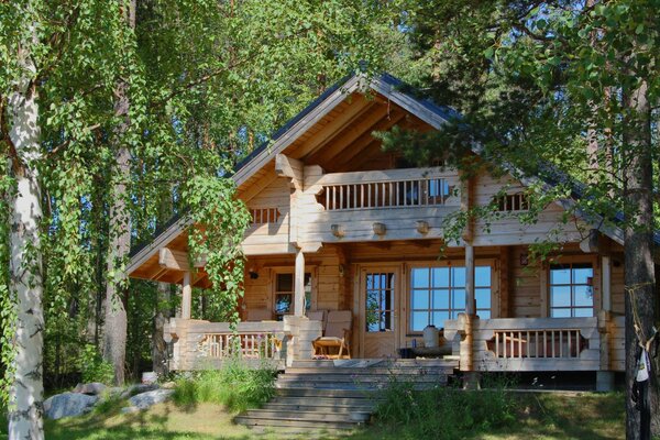 Maison confortable en bois dans la nature