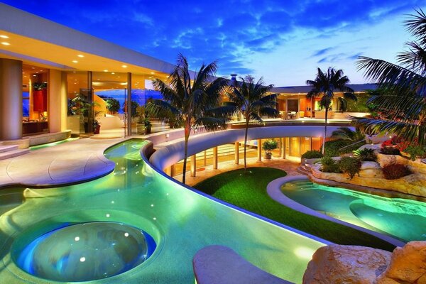 Villa avec piscine, palmiers et vue panoramique