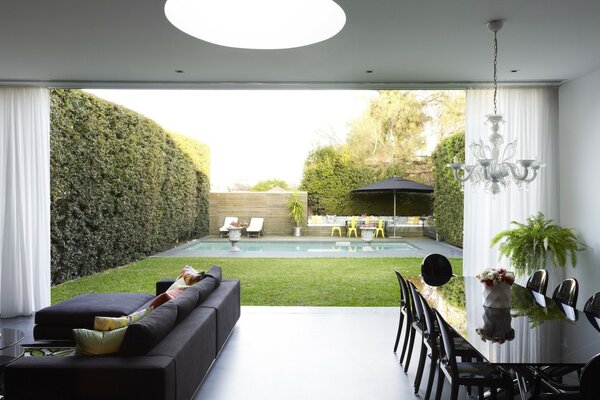 Design of a salon room with a black sofa