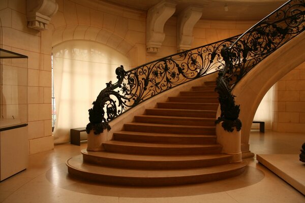 Garde-corps avec des motifs sur l escalier circulaire