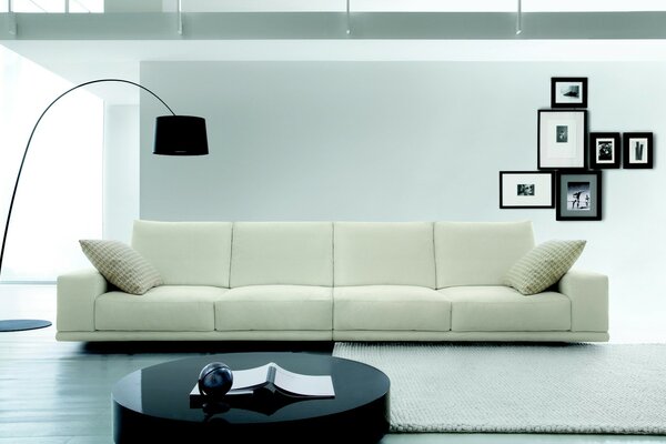 Stylowy salon z dużą sofą