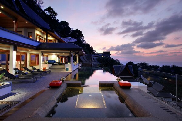 Villa with a swimming pool. Evening relaxation