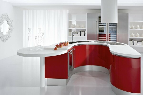 Biały projekt kuchni z czerwonymi drzwiami