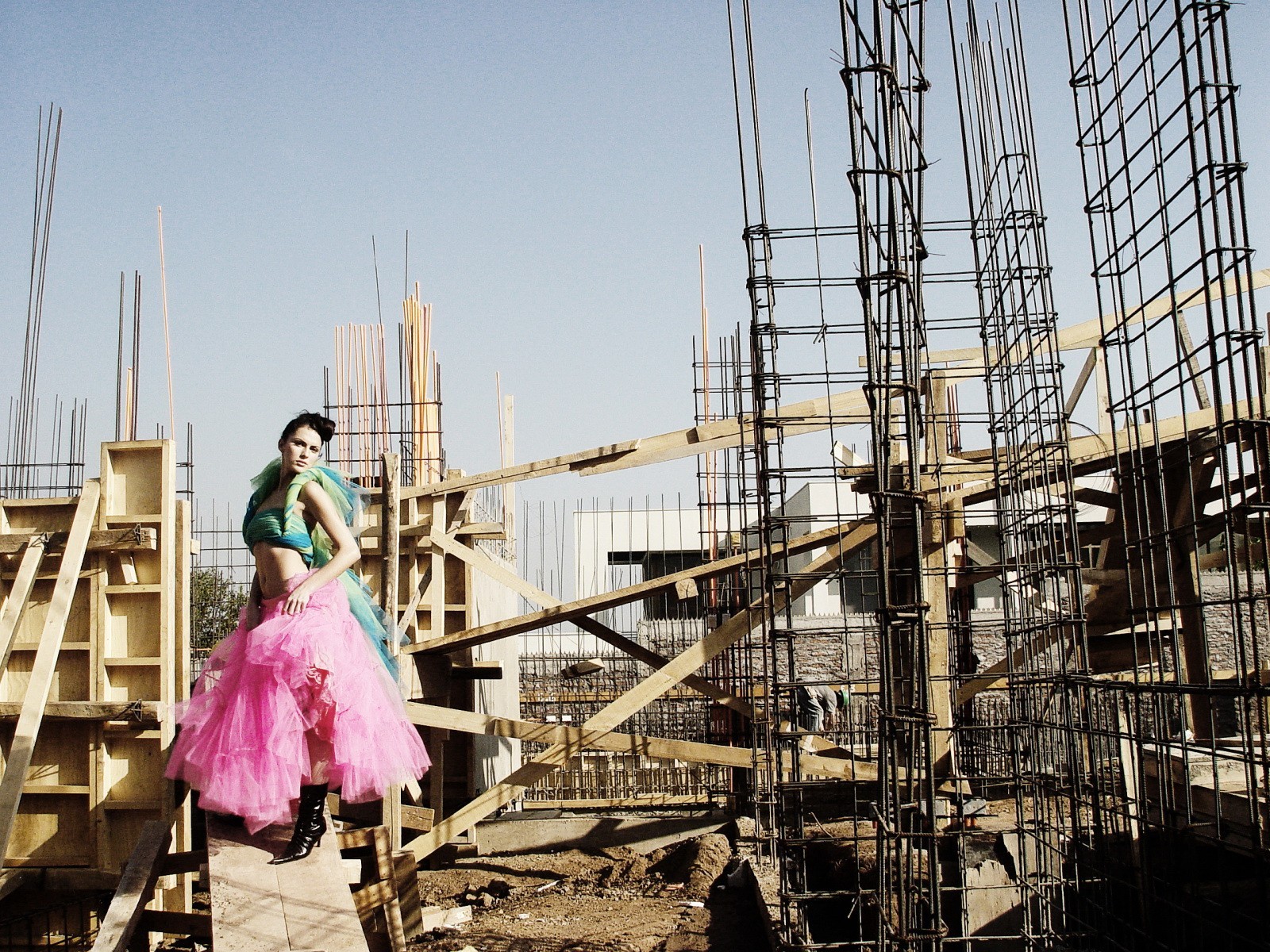 mujer construcción danza