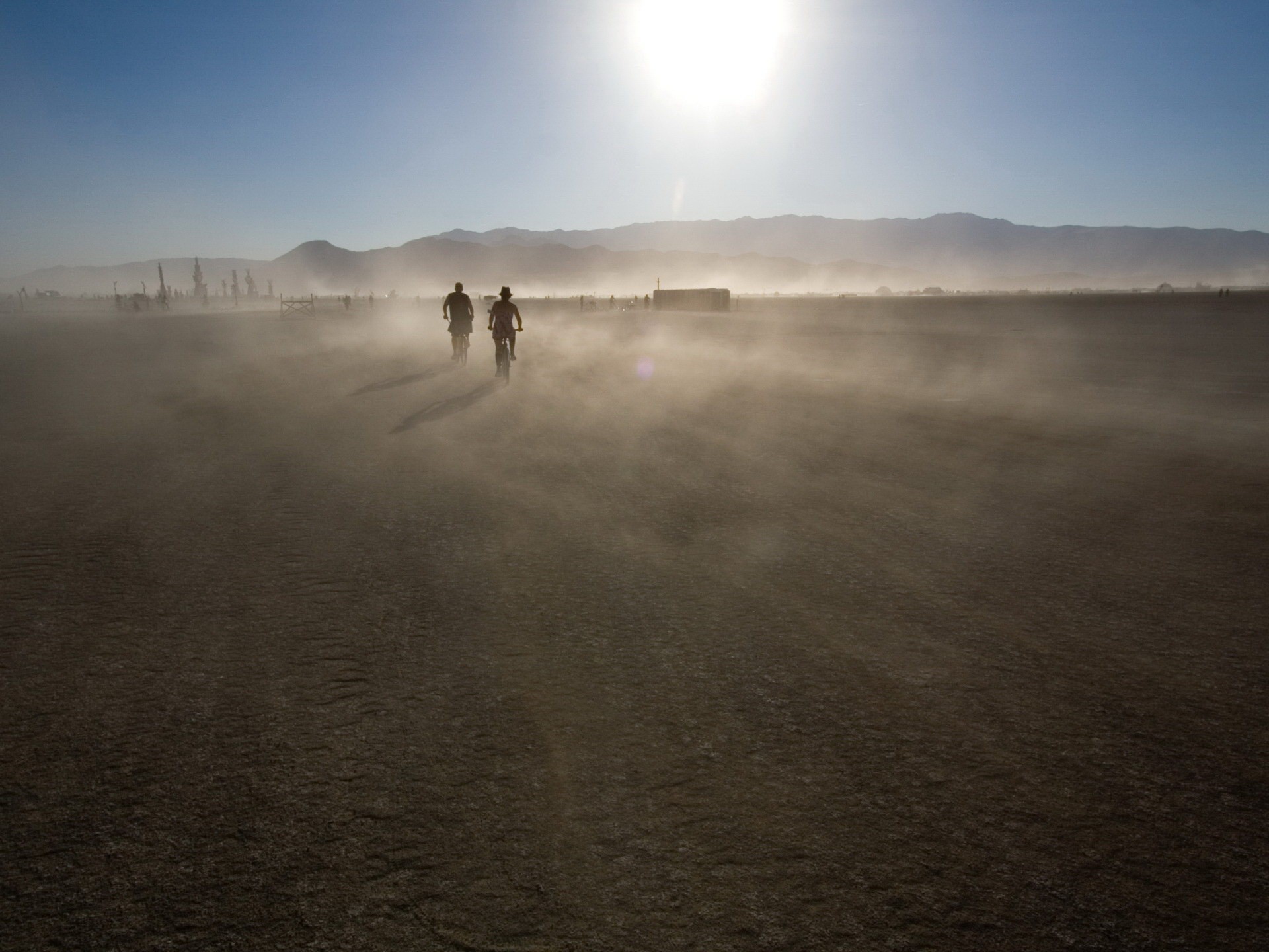 montagnes mouvement poussière soleil