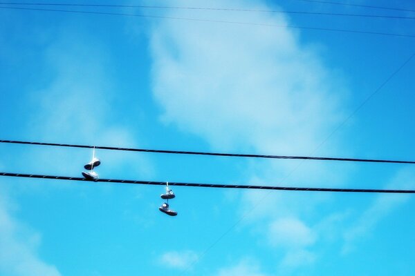 Imagen de los zapatos que cuelgan en los cables