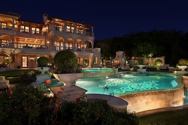 Architecture avec piscine à la maison la nuit