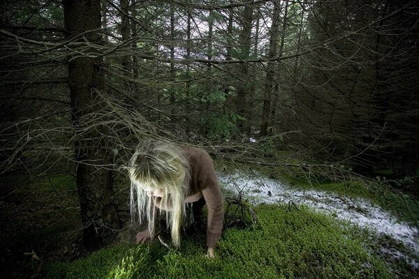 Dziewczyna zgubiła się w zielonym lesie