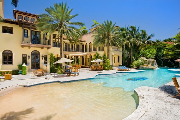 Pool at the house with a sunbed